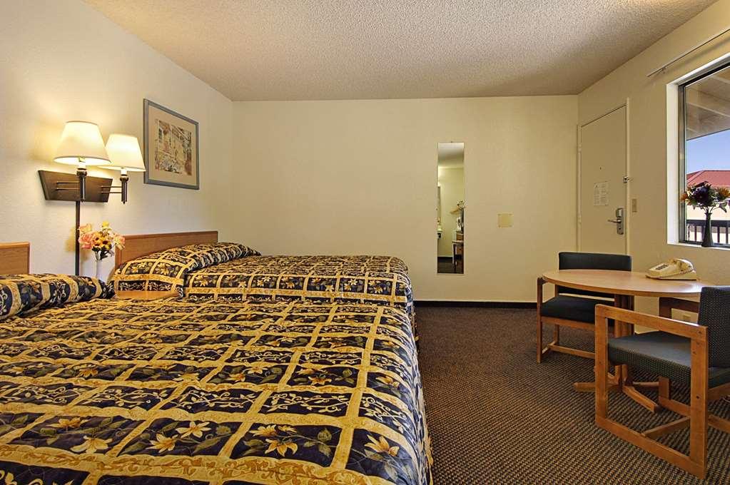 Super 8 By Wyndham Red Bluff Motel Room photo